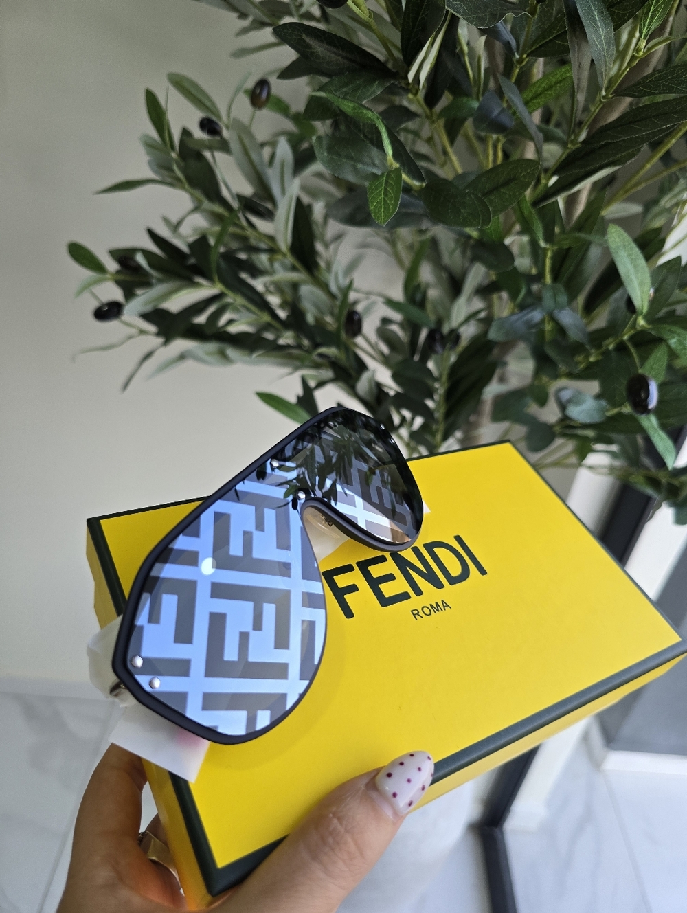 Fendi M0039 FF Logo Mirrored Shield Sunglasses - Black/Grey Unisex - Picture 3 of 9